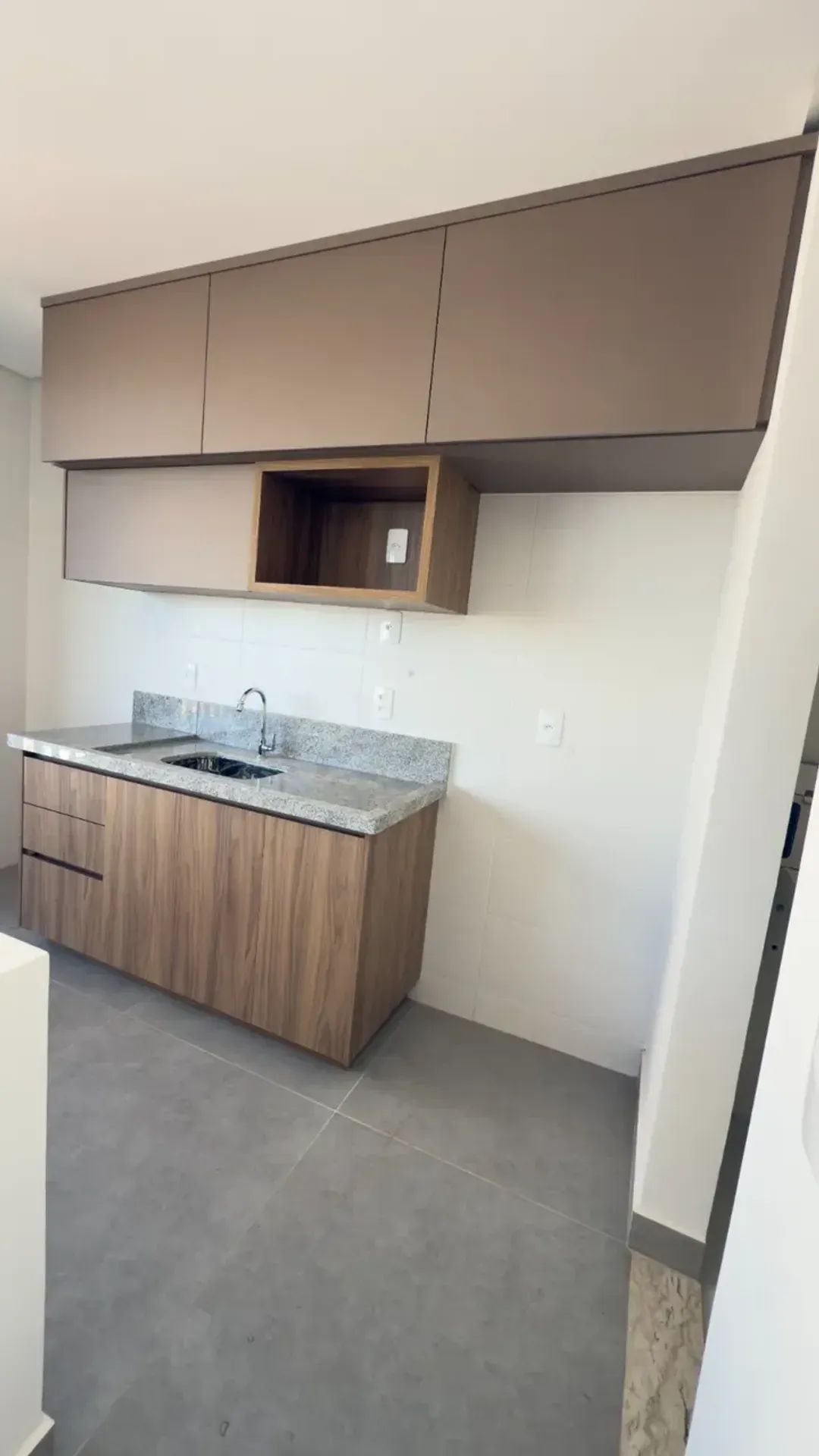 Apartamento com 103m2 3 suítes plenas completo em armários, localizado na T-8 ao lado do Colégio WR
